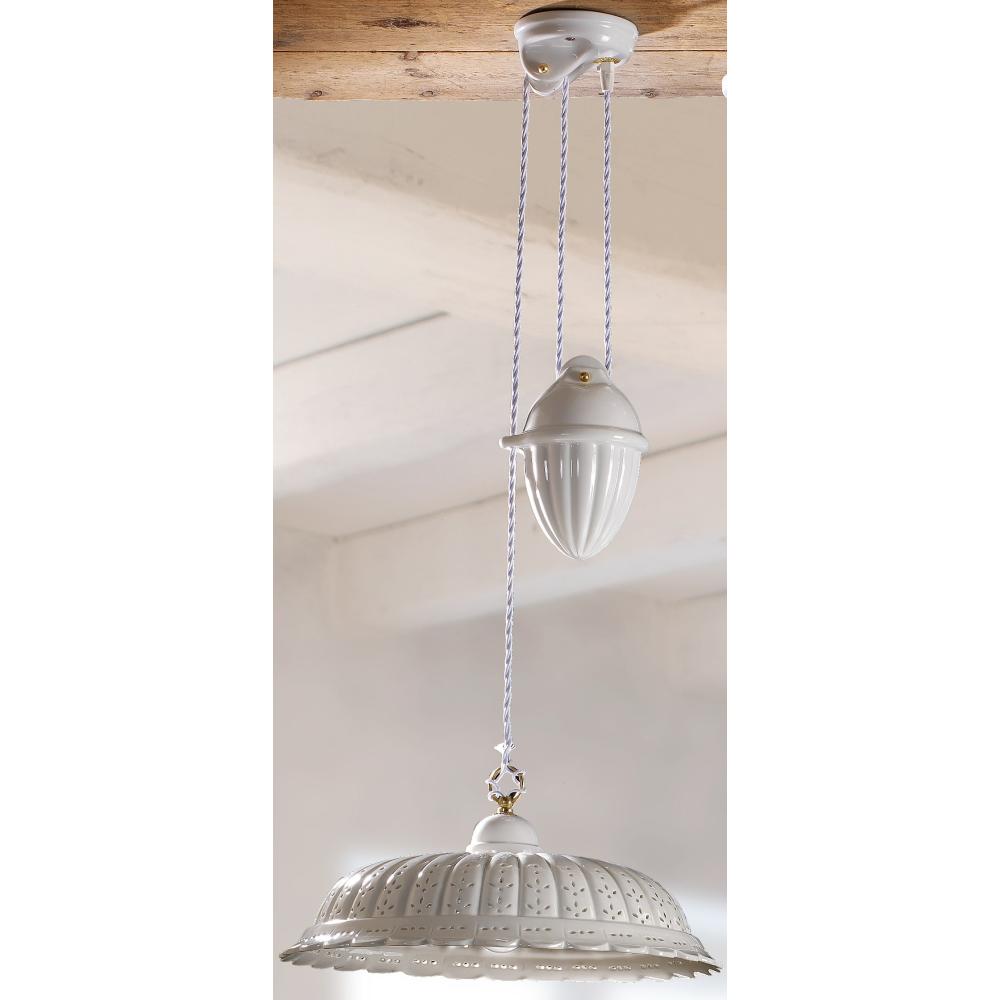 klasszikus mediterran stilusu keramia ellensulyos lampa lyukacsos csipkes allithato magassagu porcelan feher ebedlo kismeretu konyhapult fole fuggesztek konyha nappali rusztikus mediterran elegans videki hangulatu balaton paraszthaz.jpg